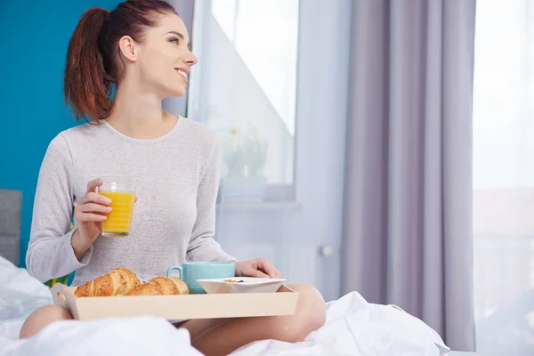Здорові кукурудзяні пластівці сніданок у ліжку — стокове фото