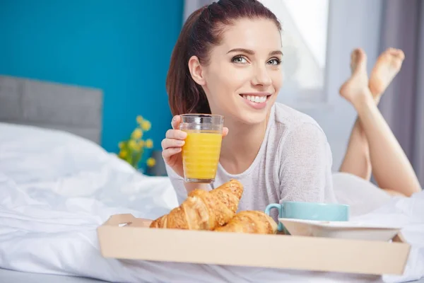 Egészséges kukoricapehely reggeli az ágyban — Stock Fotó