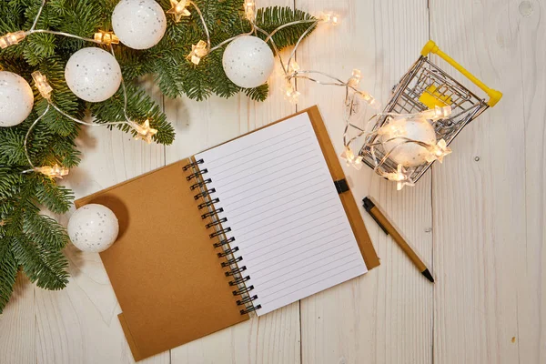 Eski ahşap zemin üzerine kağıt levha 