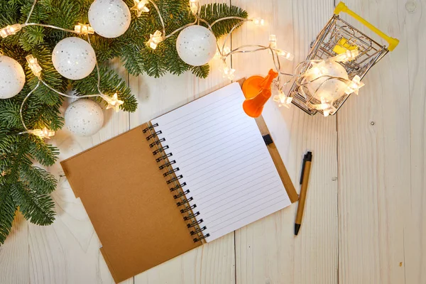 Eski ahşap zemin üzerine kağıt levha 