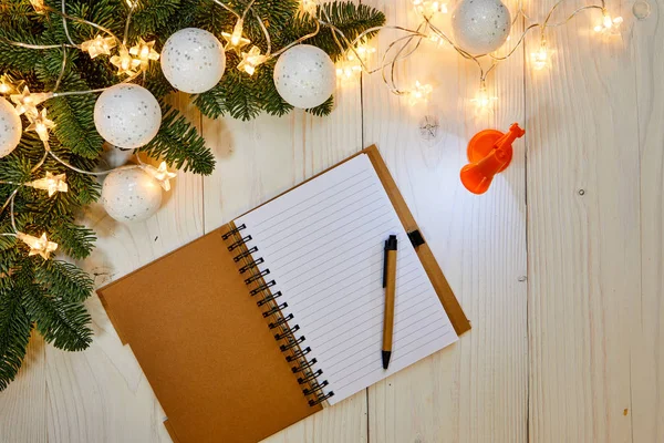 Eski ahşap zemin üzerine kağıt levha 