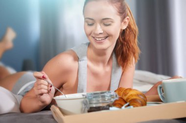 Güzel mutlu Kızıl saçlı kadın 