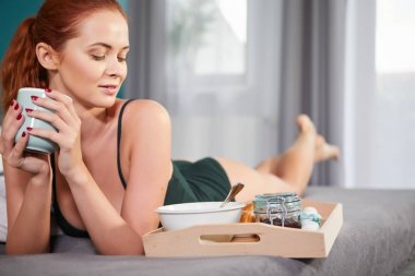 Güzel mutlu Kızıl saçlı kadın 