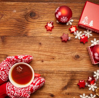 sıcak kakao fincan tutan eller  