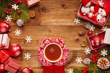 sıcak kakao fincan tutan eller  