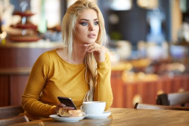 sarışın kadın içme kahve 