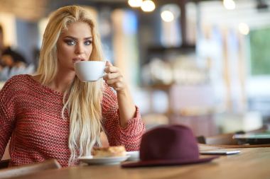 sarışın kadın içme kahve 