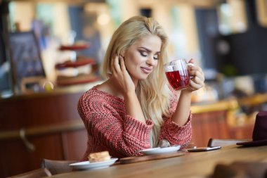 Genç Moda kadın çay içer  