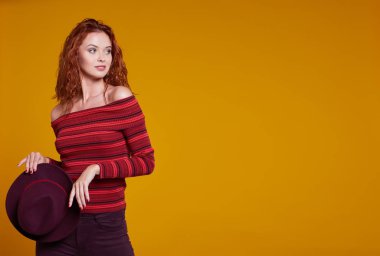 Genç kızıl saçlı kadın.  