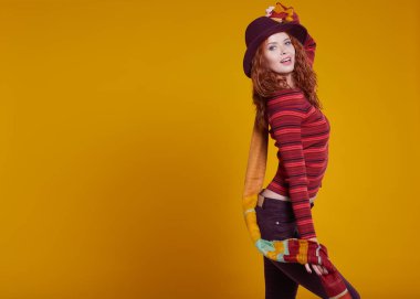 Genç kızıl saçlı kadın.  