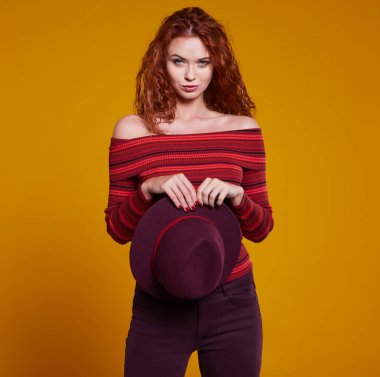 Genç kızıl saçlı kadın.  