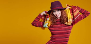 Genç kızıl saçlı kadın. 