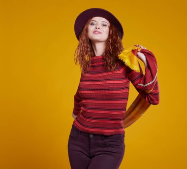 Genç kızıl saçlı kadın. 