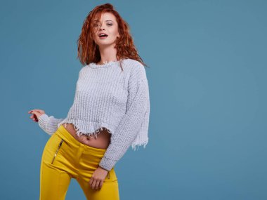 Genç kızıl saçlı kadın. 