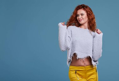 Genç kızıl saçlı kadın. 