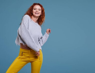 Genç kızıl saçlı kadın. 