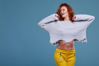 Genç kızıl saçlı kadın. 