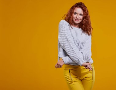 Genç kızıl saçlı kadın. 