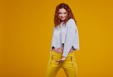 Genç kızıl saçlı kadın. 