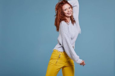 Genç kızıl saçlı kadın. 