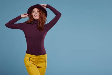 Kızıl saçlı güzel kadın