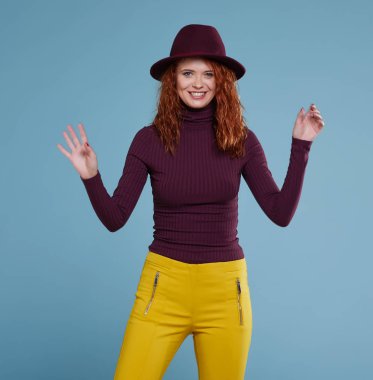 Kızıl saçlı güzel kadın