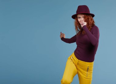 Kızıl saçlı güzel kadın