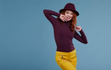 Kızıl saçlı güzel kadın