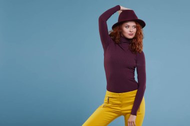 Kızıl saçlı güzel kadın