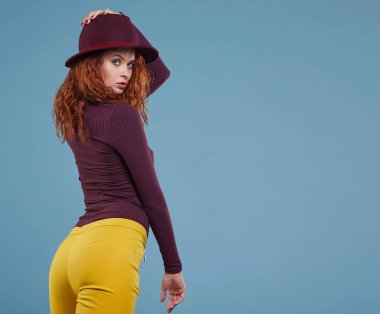 Kızıl saçlı güzel kadın