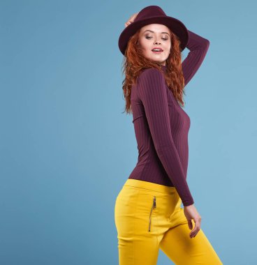 Kızıl saçlı güzel kadın