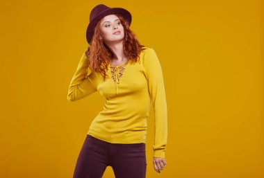 Genç kızıl saçlı kadın. 