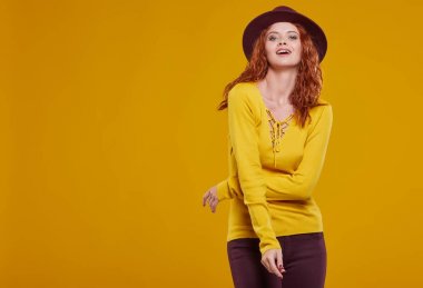 Genç kızıl saçlı kadın. 