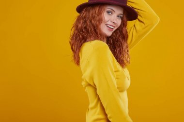 Genç kızıl saçlı kadın. 