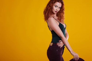 Kızıl saçlı güzel kadın