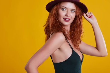 Kızıl saçlı güzel kadın