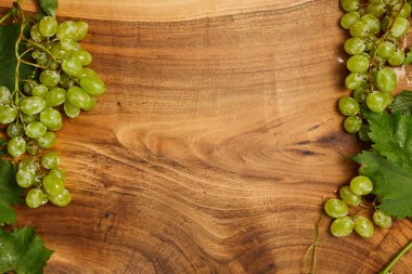 Tahta bir masada üzümler