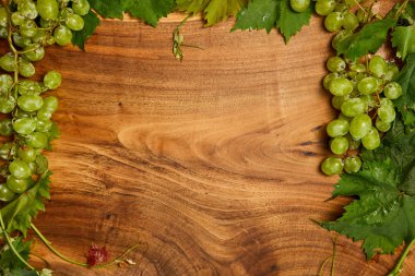 Tahta bir masada üzümler