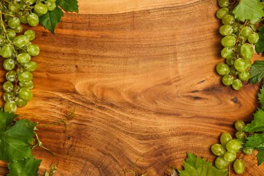 Tahta bir masada üzümler