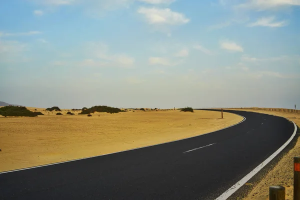 Δρόμο μέσα στη μέση της ερήμου — Φωτογραφία Αρχείου