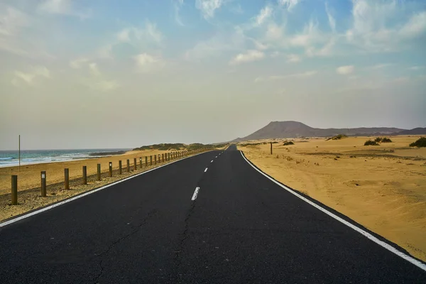 Estrada pelo meio do deserto — Fotografia de Stock