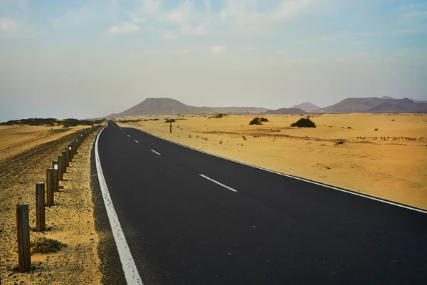 通过沙漠中间的路 — 图库照片