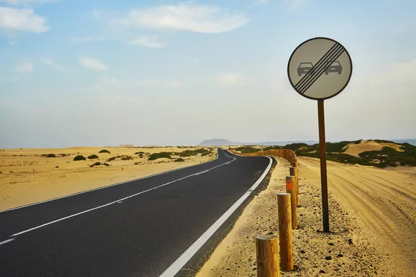 Road through the middle of Desert — Stock Photo, Image