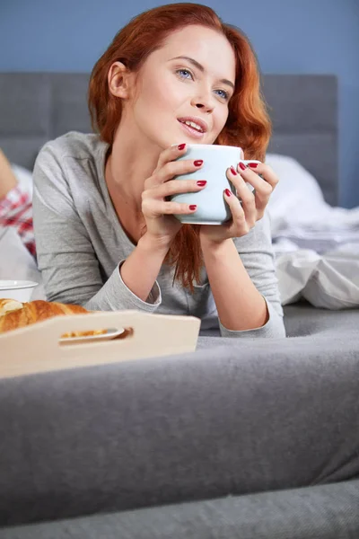 Mulher ruiva feliz bonita — Fotografia de Stock