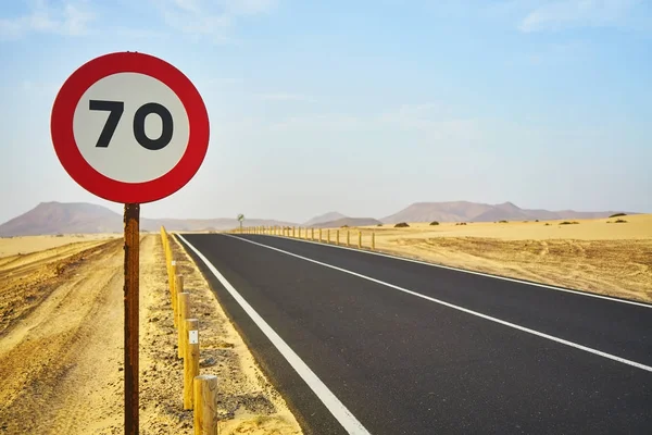 Strada attraverso il mezzo del deserto — Foto Stock