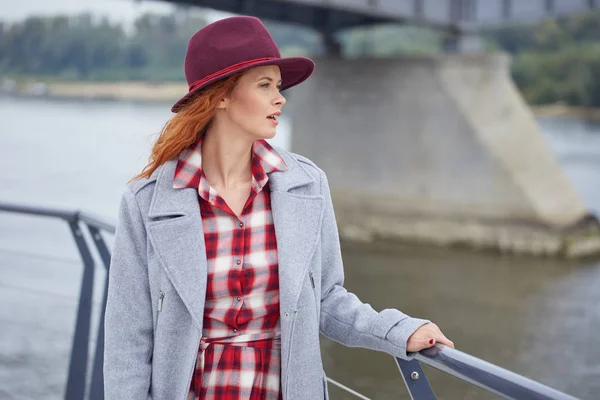 Frau in der Herbststadt — Stockfoto