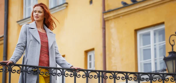 sonbahar şehirde kadın