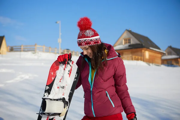 Sexy snowboarder femme en plein air — Photo