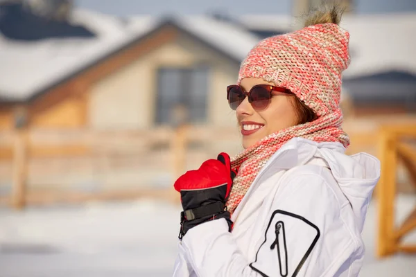 若い女性の冬のポートレート. — ストック写真
