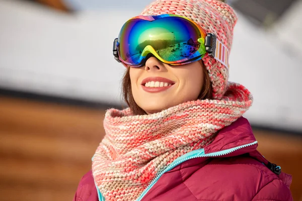 Jonge vrouw winter portret. — Stockfoto